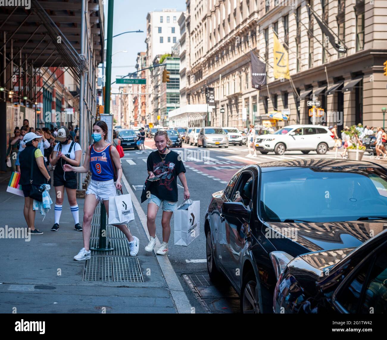 New York, USA. 06th June, 2021. Shoppers in the Soho neighborhood in New York on Sunday, June 6, 2021. New York has relaxed mask mandates allowing most outdoor activities to be mask free as well as many indoor settings, with caveats. (Photo by Richard B. Levine) Credit: Sipa USA/Alamy Live News Stock Photo
