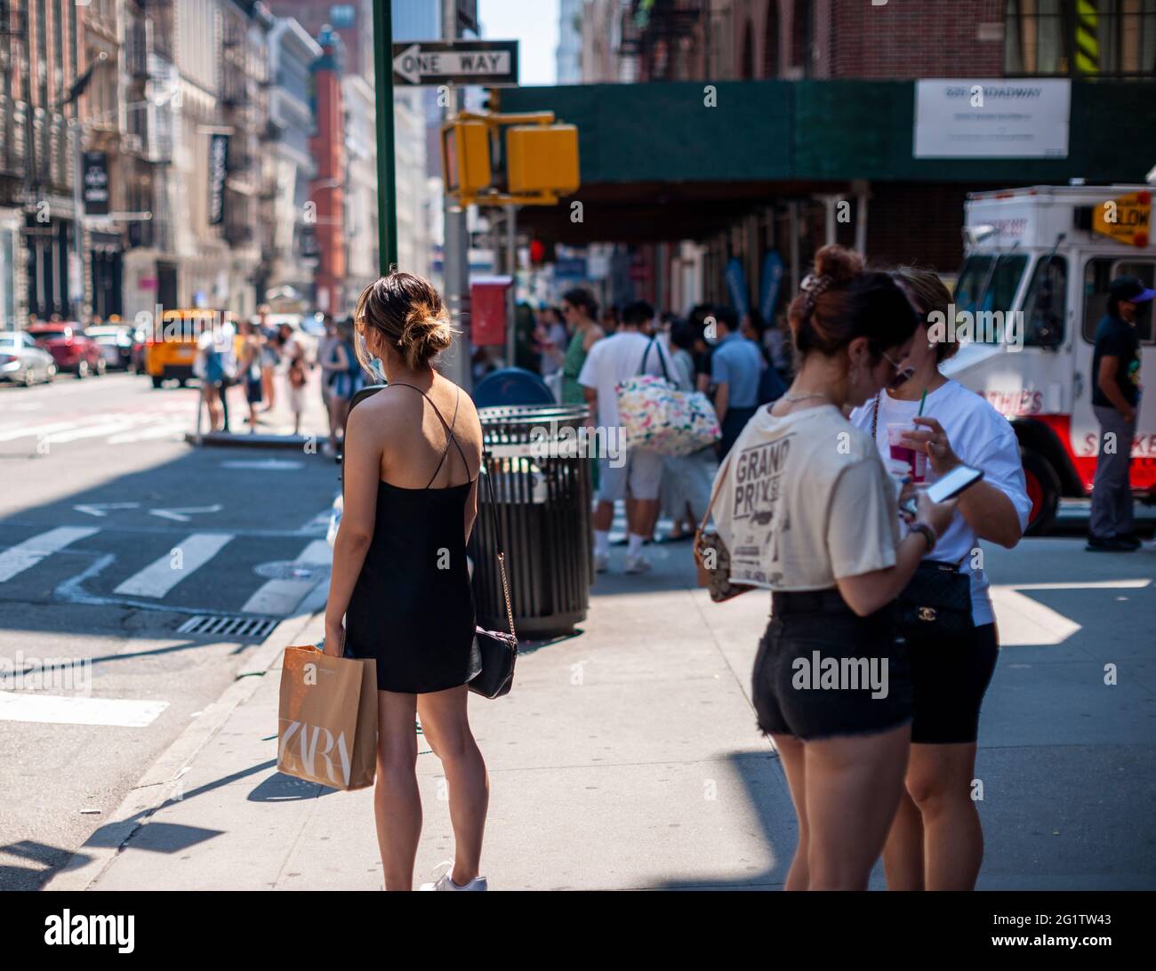 New York, USA. 06th June, 2021. Shoppers in the Soho neighborhood in New York on Sunday, June 6, 2021. New York has relaxed mask mandates allowing most outdoor activities to be mask free as well as many indoor settings, with caveats. (ÂPhoto by Richard B. Levine) Credit: Sipa USA/Alamy Live News Stock Photo