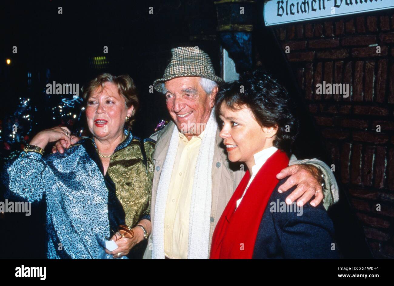 Eva Maria Bauer (links) bei der Feier ihres 65. Geburtstags im 'Posemuckel' in Hamburg mit Carl Heinz Schroth und Simone Rethel, Deutschland 1988. Stock Photo
