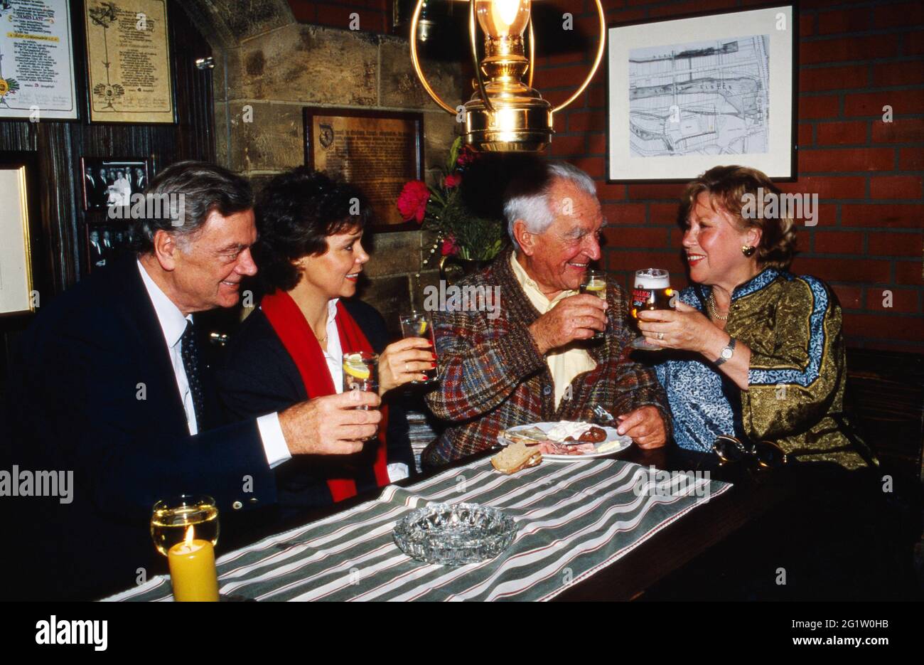 Eva Maria Bauer (rechts) bei der Feier ihres 65. Geburtstags im 'Posemuckel' in Hamburg mit (v. r.) Carl Heinz Schroth, Simone Rethel und Friedrich Schütter, Deutschland 1988. Stock Photo