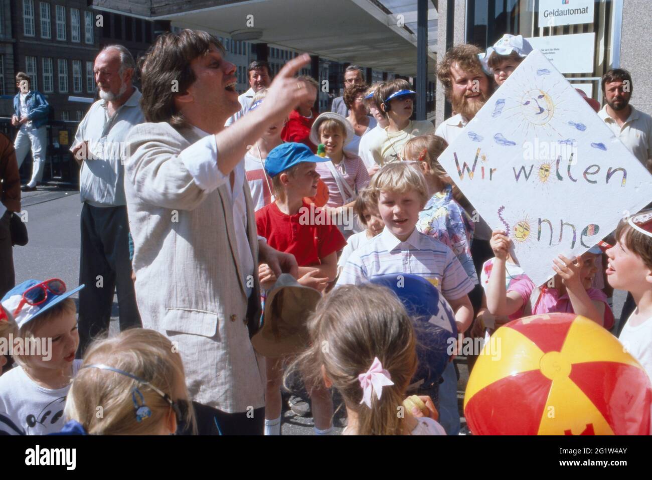 Rolf Zuckowski und Kinder 'Rolf und seine Freunde' drehen einen Videoclip am 05.05.1988 in Hamburg Stock Photo