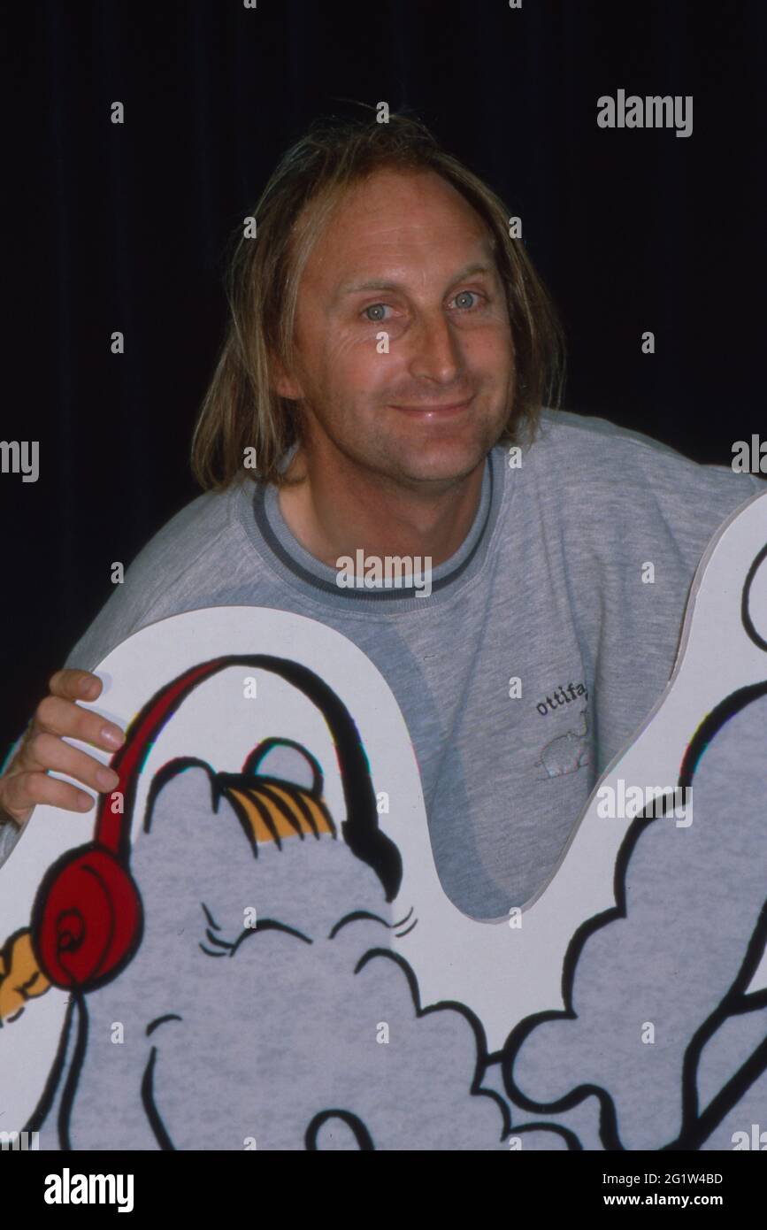 otto waalkes stellt seine ottifanten familie vor deutschland 1988 stock photo alamy