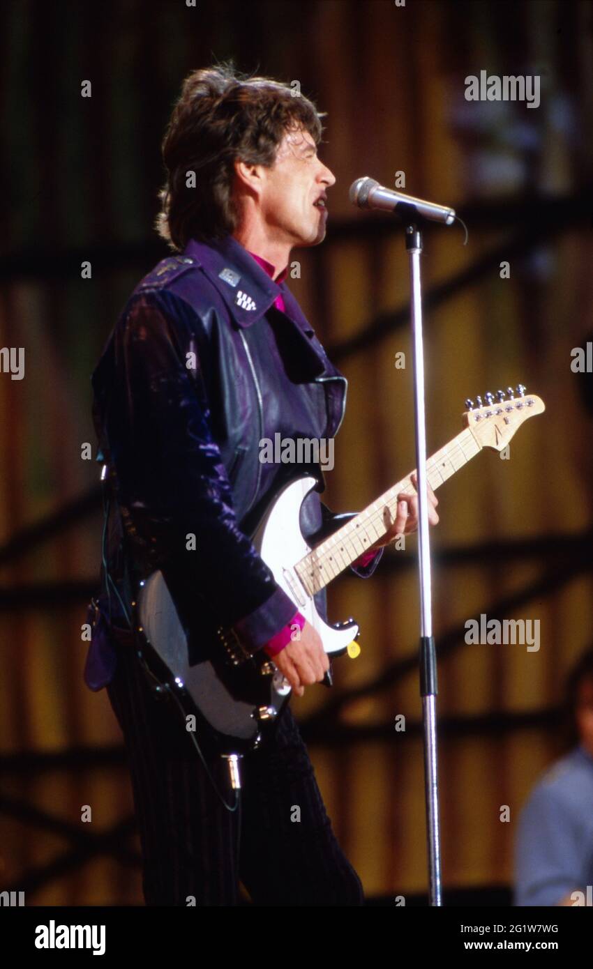 Mick Jagger, Frontmann der Band Rolling Stones live bei einem Konzert in  Hannover, Deutschland 1990 Stock Photo - Alamy