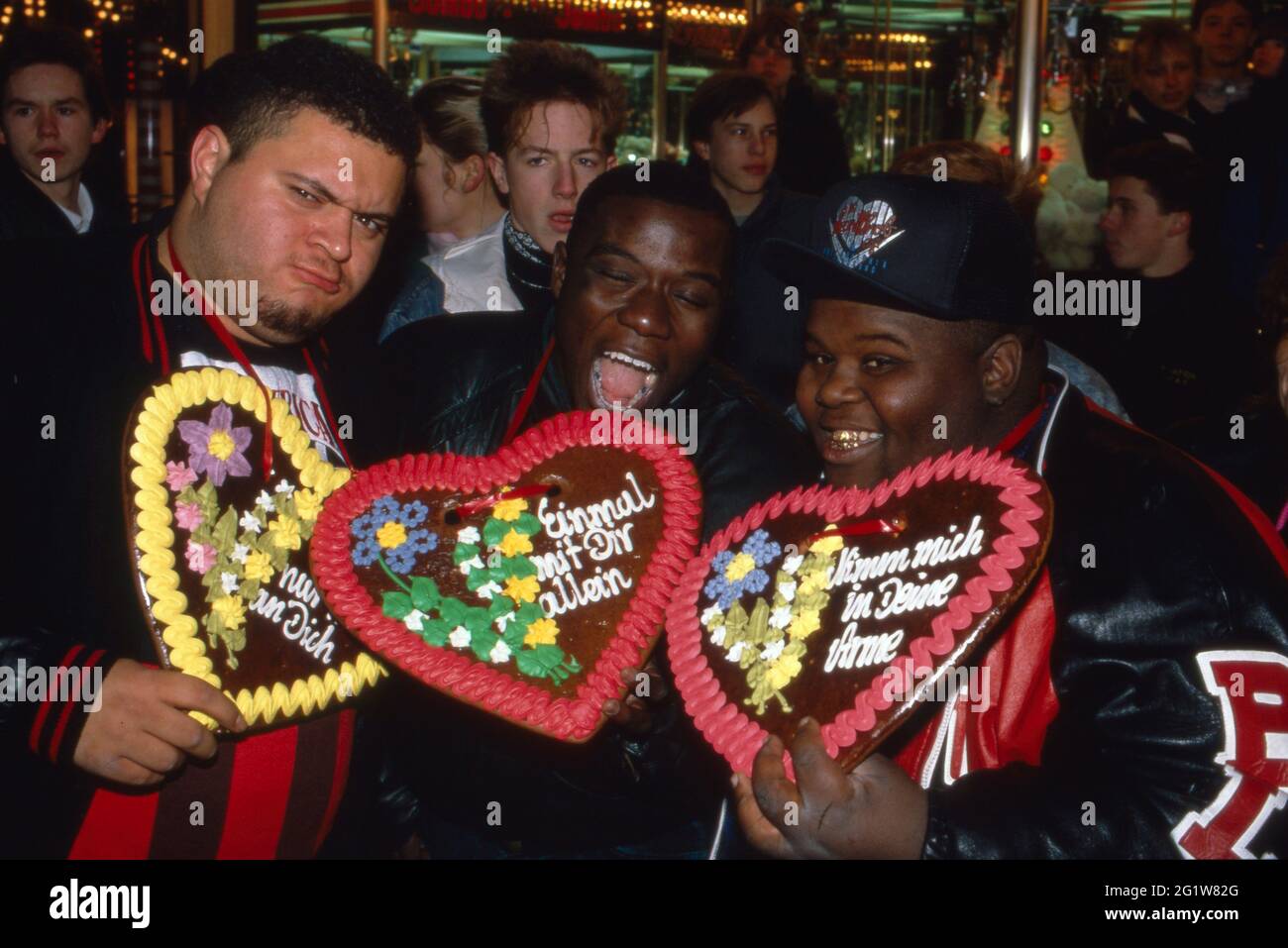 Die amerikanische Formation 'Fat Boys' amüsiert sich auf dem Hamburger Dom Volksfest in Hamburg; Deutschland 1988. Stock Photo