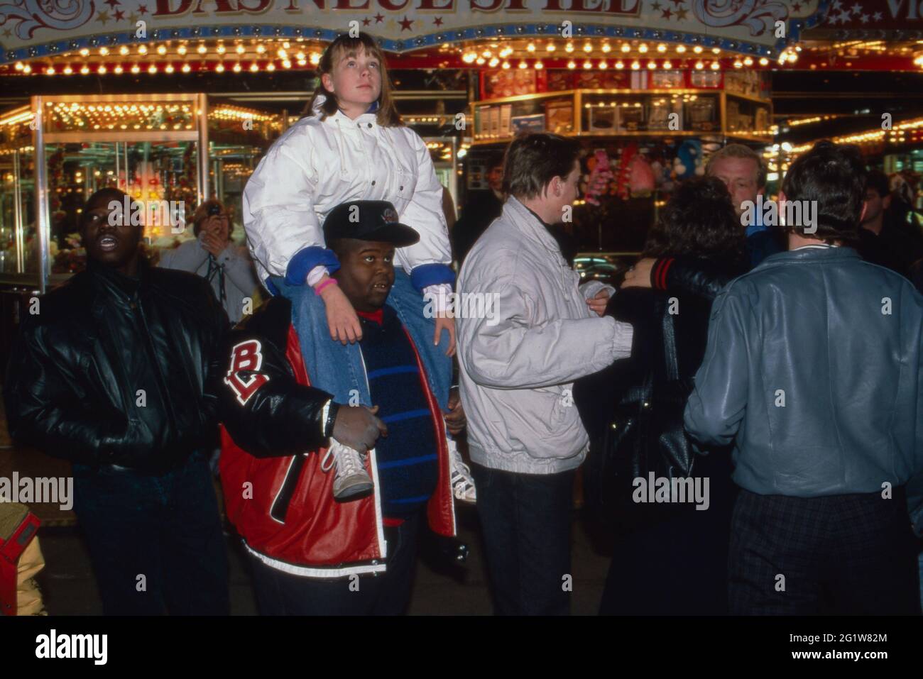 Die amerikanische Formation 'Fat Boys' amüsiert sich auf dem Hamburger Dom Volksfest in Hamburg; Deutschland 1988. Stock Photo