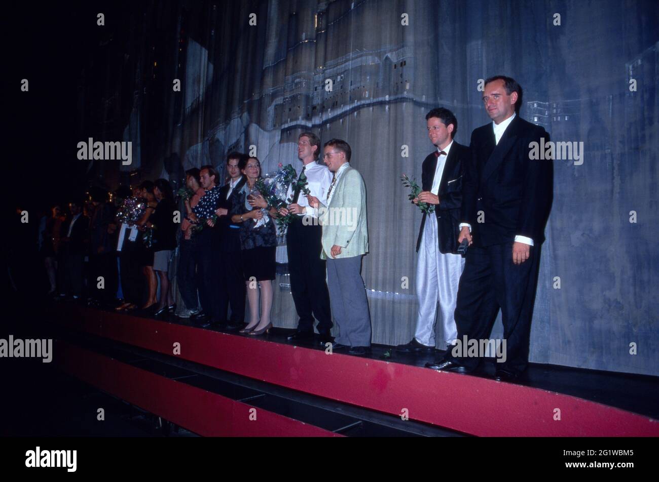 Teil der Crew aus dem Film 'Hard Days, Hard Nights' mit Regisseur Horst Königstein (rechts)  bei der Premiere, Deutschland 1990. Stock Photo