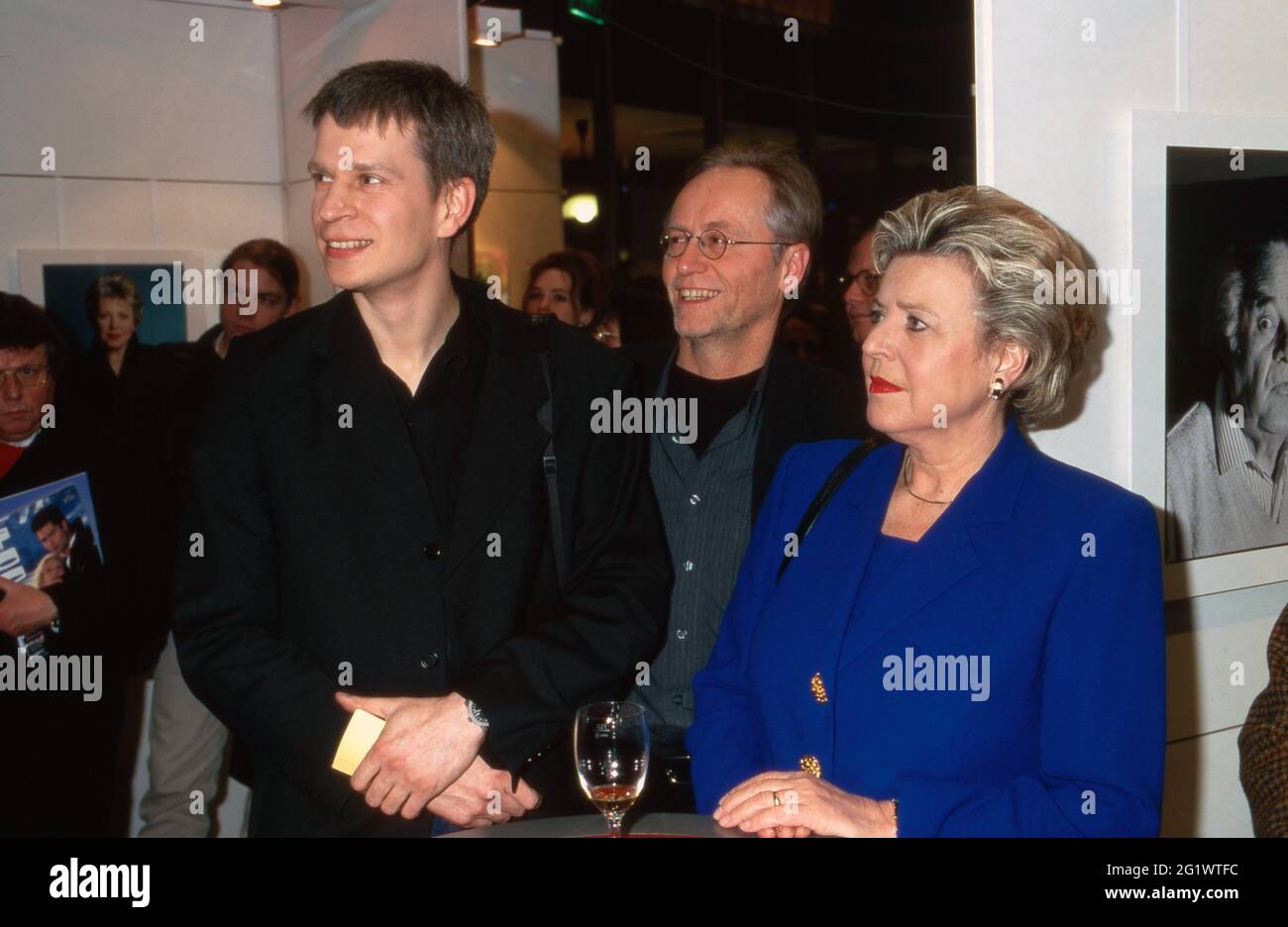 Fotograf Thomas Kost mit Joachim Luger und Marie Luise Marjan bei der Vernissage zur Ausstellung 'Lindenstraße' in Köln, Deutschland 1999. Stock Photo