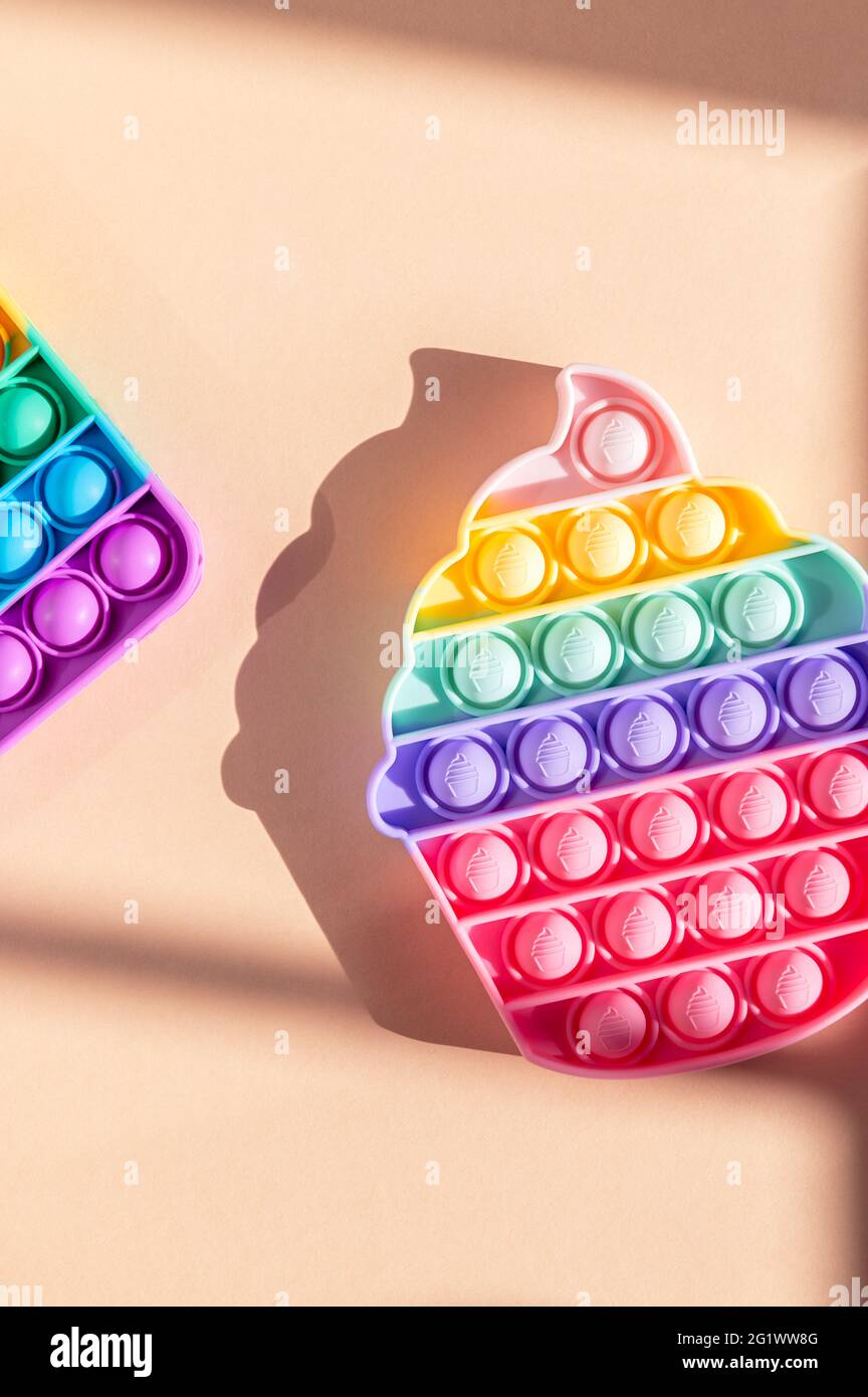 Rainbow Pop It Fidget Spielzeug - Anti-Stress Knackblasen Für Kinder & Erwachsene