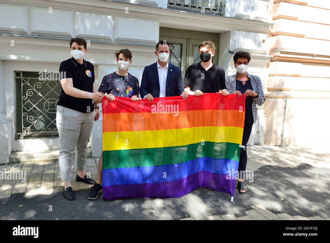 Vienna, Austria. 7th June, 2021. Raising the rainbow flag at AHS Rahlgasse with Health Minister Wolfgang Mückstein (3rd of L). Credit: Franz Perc / Alamy Live News Stock Photo