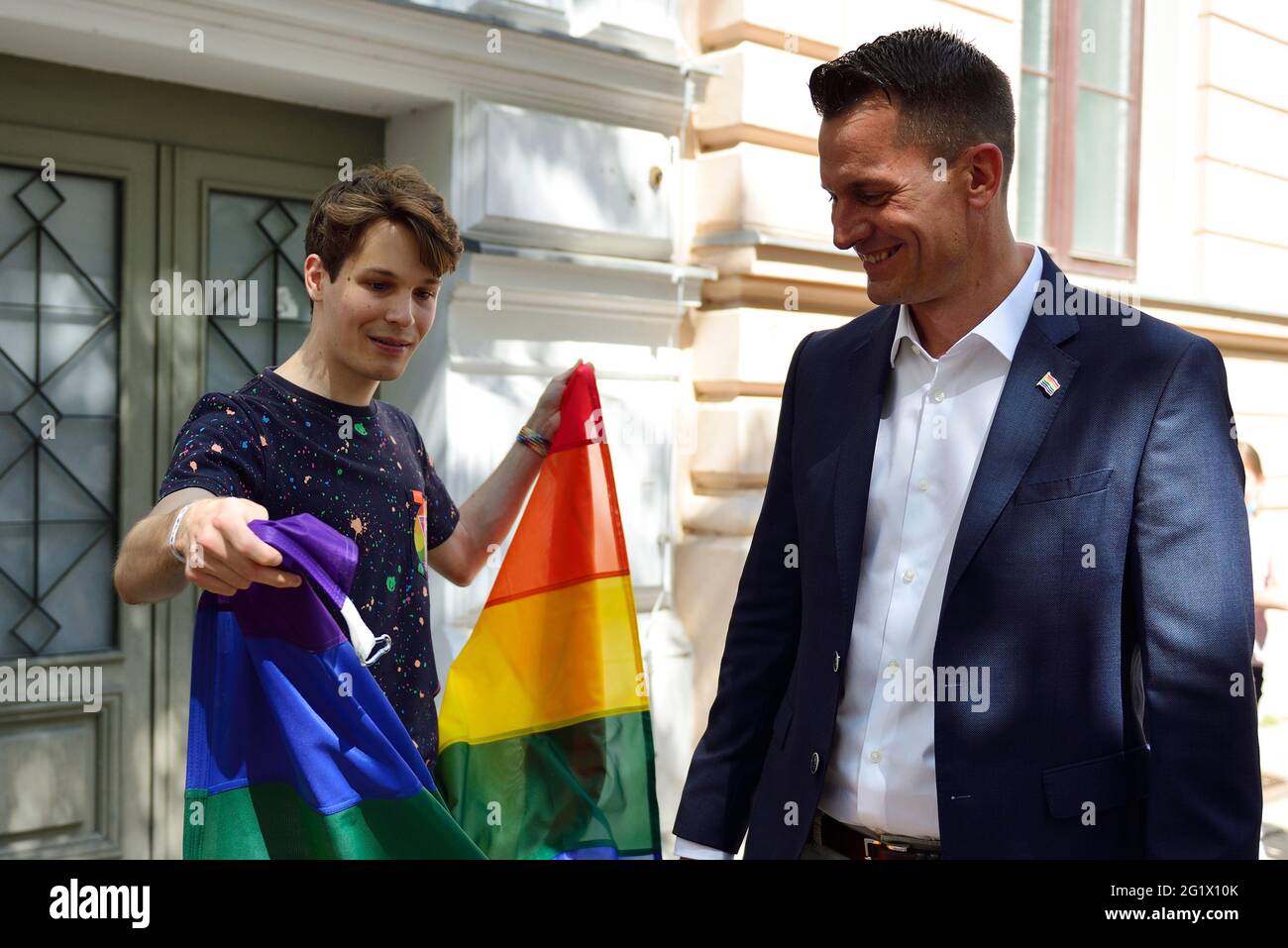 Vienna, Austria. 7th June, 2021. Raising the rainbow flag at AHS Rahlgasse with Health Minister Wolfgang Mückstein (R). Credit: Franz Perc / Alamy Live News Stock Photo