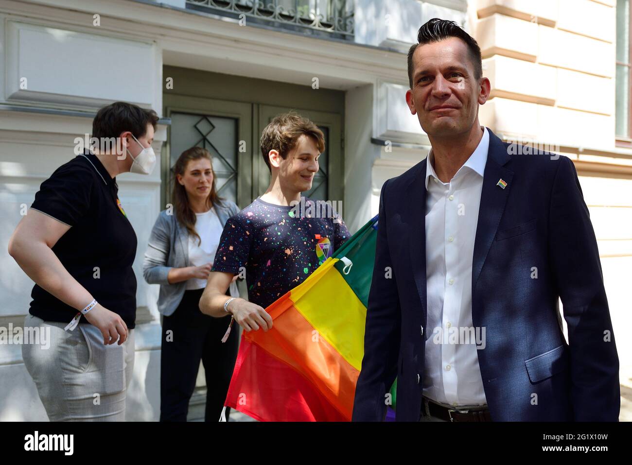 Vienna, Austria. 7th June, 2021. Raising the rainbow flag at AHS Rahlgasse with Health Minister Wolfgang Mückstein. Credit: Franz Perc / Alamy Live News Stock Photo