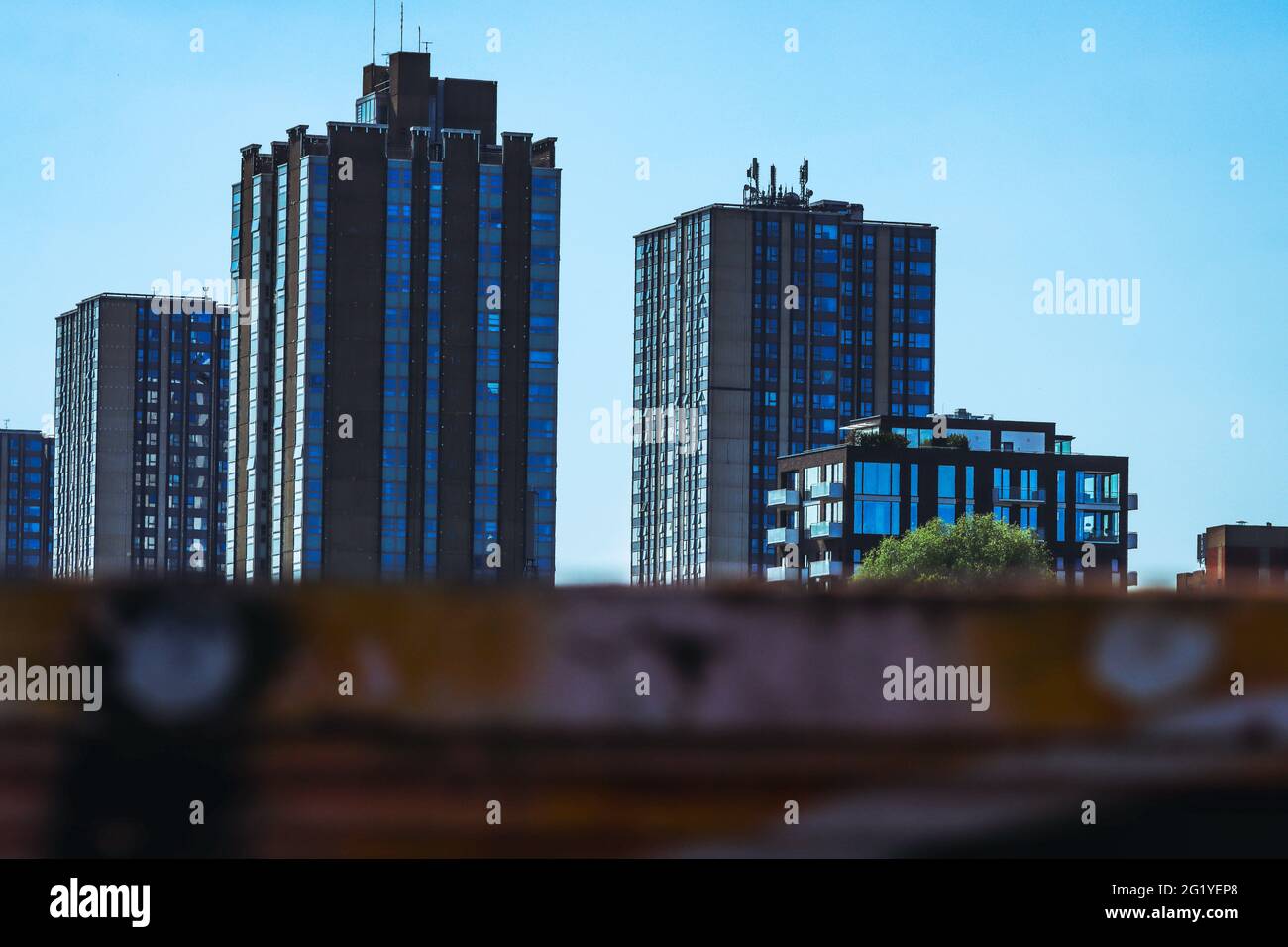 Ugly apartment tower block building hi-res stock photography and images ...