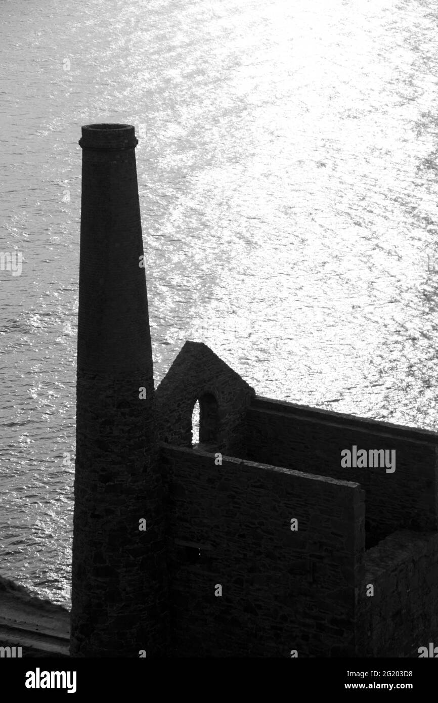 Towanroath Engine Pumping House of the Iconic Wheal Coates Mine, Silhouetted at Dusk on a Summers Evening. St Agnes, Cornwall, UK. Stock Photo