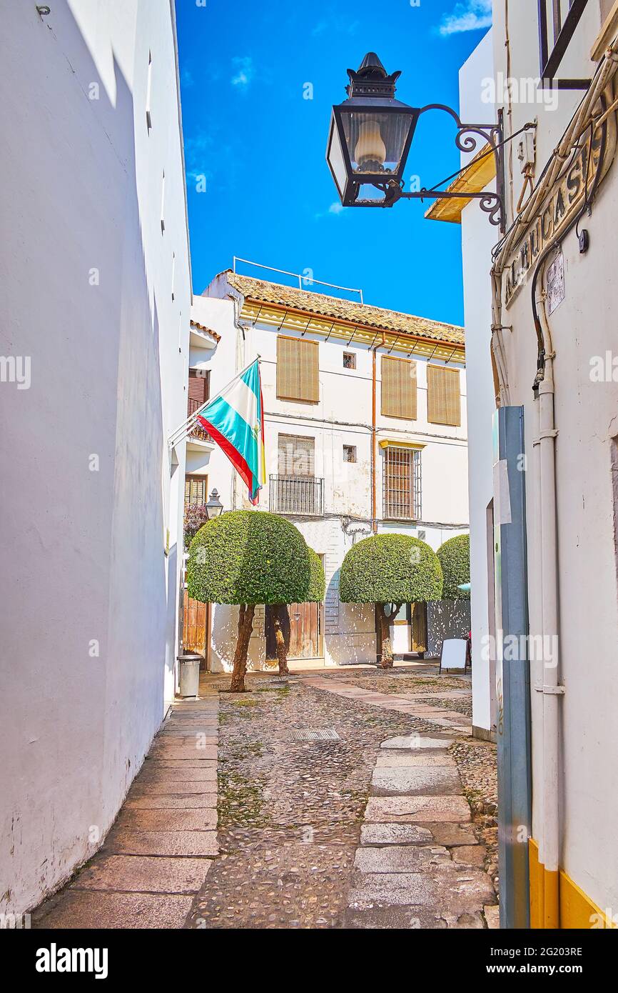Walk the narrow Calle Albucasis street, leading to the old Juda Levi Square, Juderia, Cordoba, Spain Stock Photo