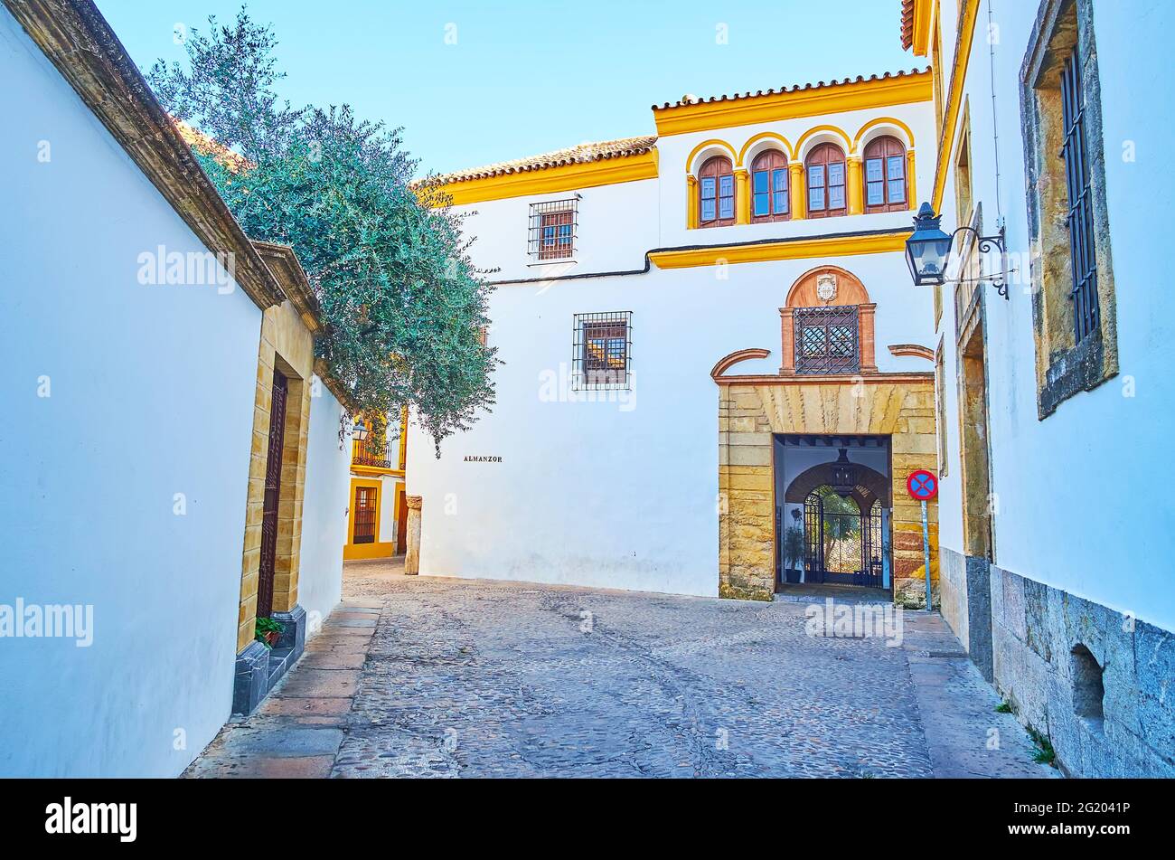 Walk the medieval Juderia (Jewish Quarter) and explore medieval housing, Calle Almanzor street, Cordoba, Spain Stock Photo