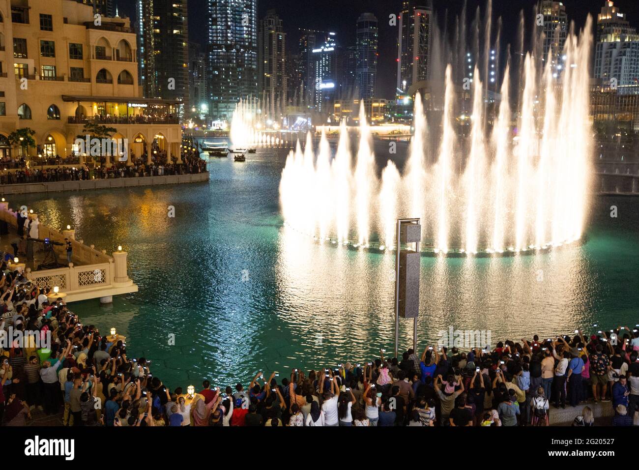 Crowds gather to see the spectacular dancing fountains at Dubai Mall