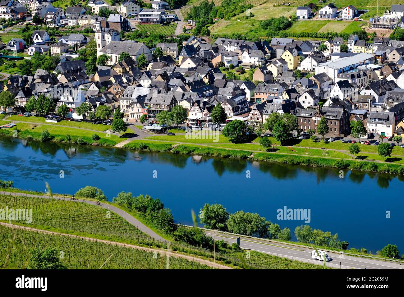 DEU, Deutschland, Rheinland-Pfalz, Zell, 02.06.2021: Blick auf den Weinort Reil an der Mosel von oben aus dem gegenueberliegenden Weinberg Stock Photo