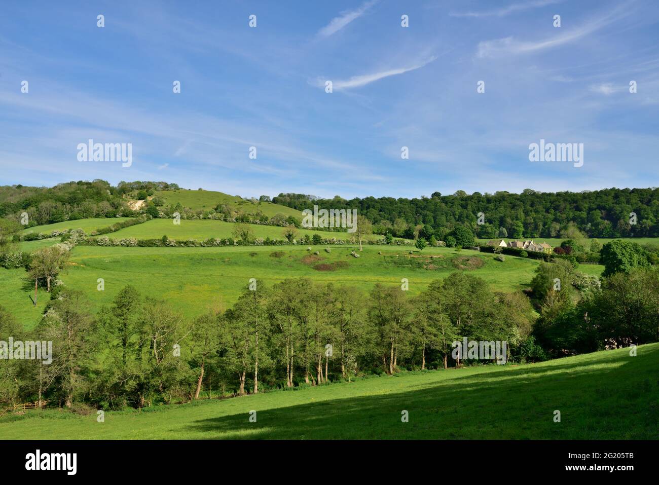 Rolling green fields countryside hi-res stock photography and images ...