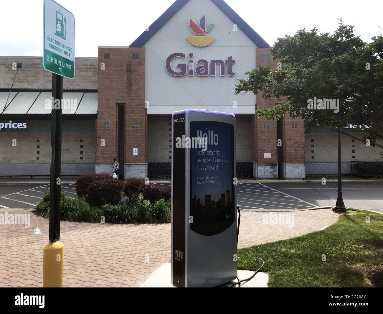 Free of charge electric car charging station in the parking lot of a Giant Food Store in