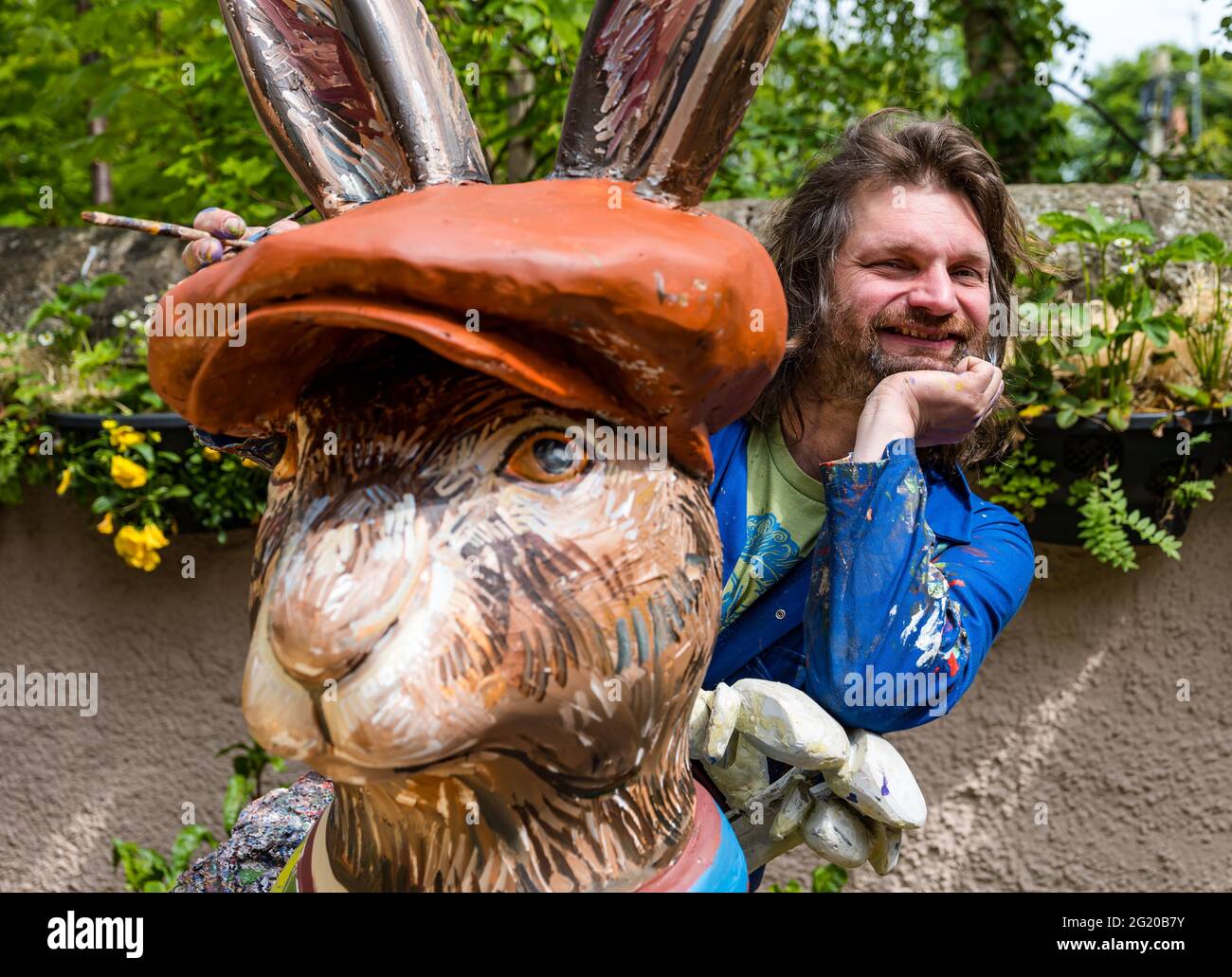 Artist Chris Rutterford paints a humorous giant fibreglass hare ...