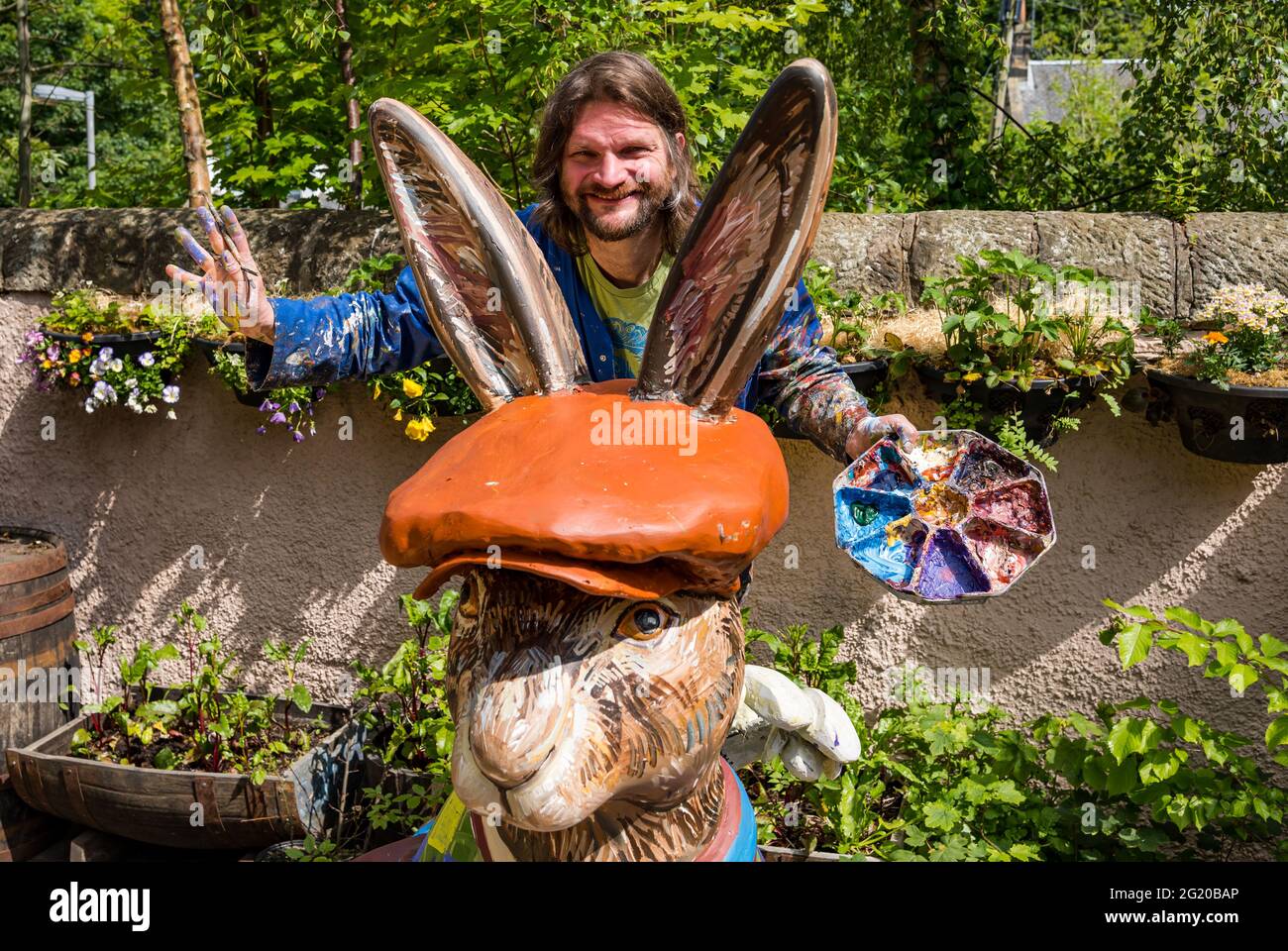 Artist Chris Rutterford paints a humorous giant fibreglass hare ...