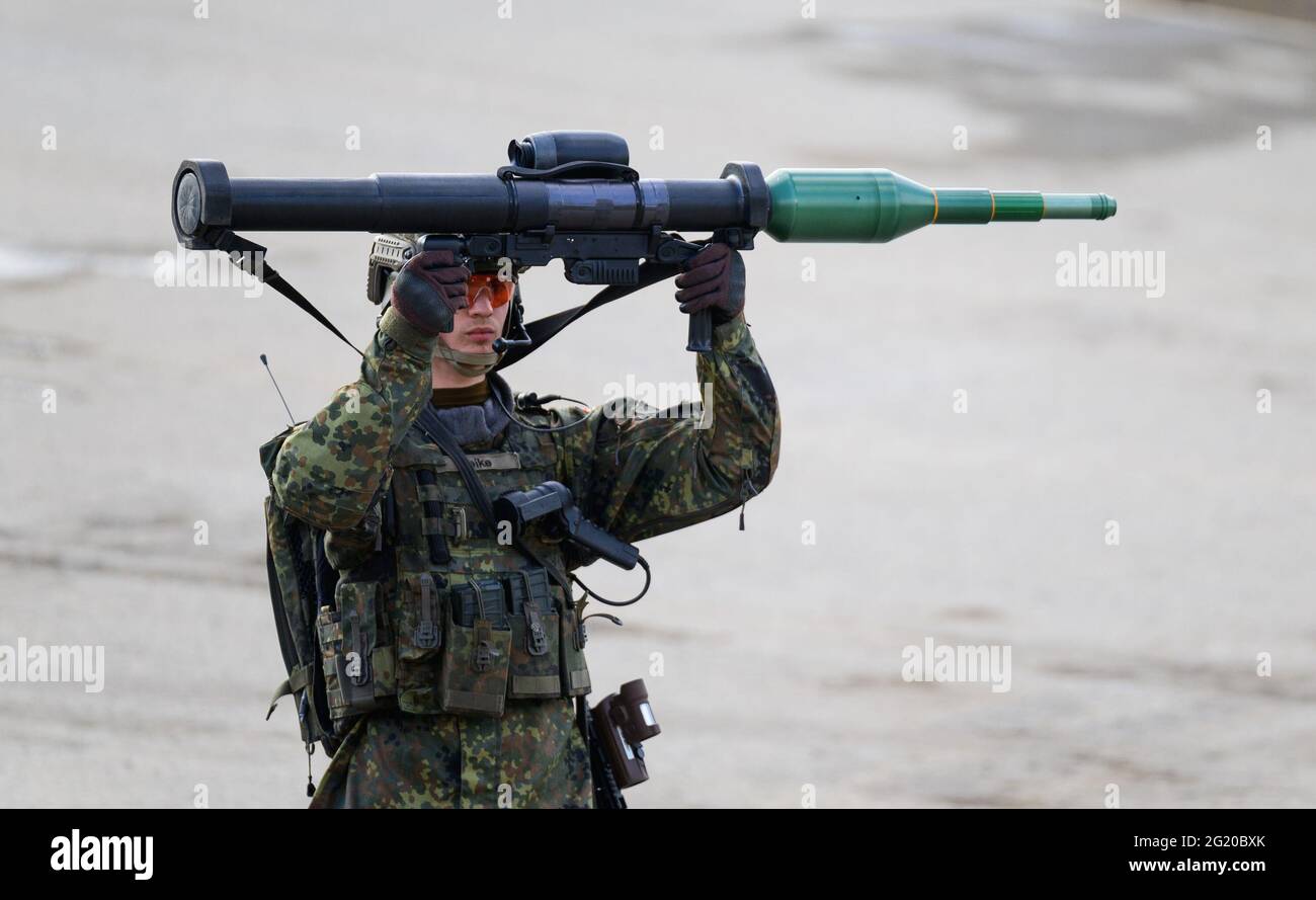 Munster, Germany. 02nd June, 2021. A Bundeswehr soldier holds the Panzerfaust 3 in the air during a combat demonstration. Credit: Philipp Schulze/dpa/Alamy Live News Stock Photo