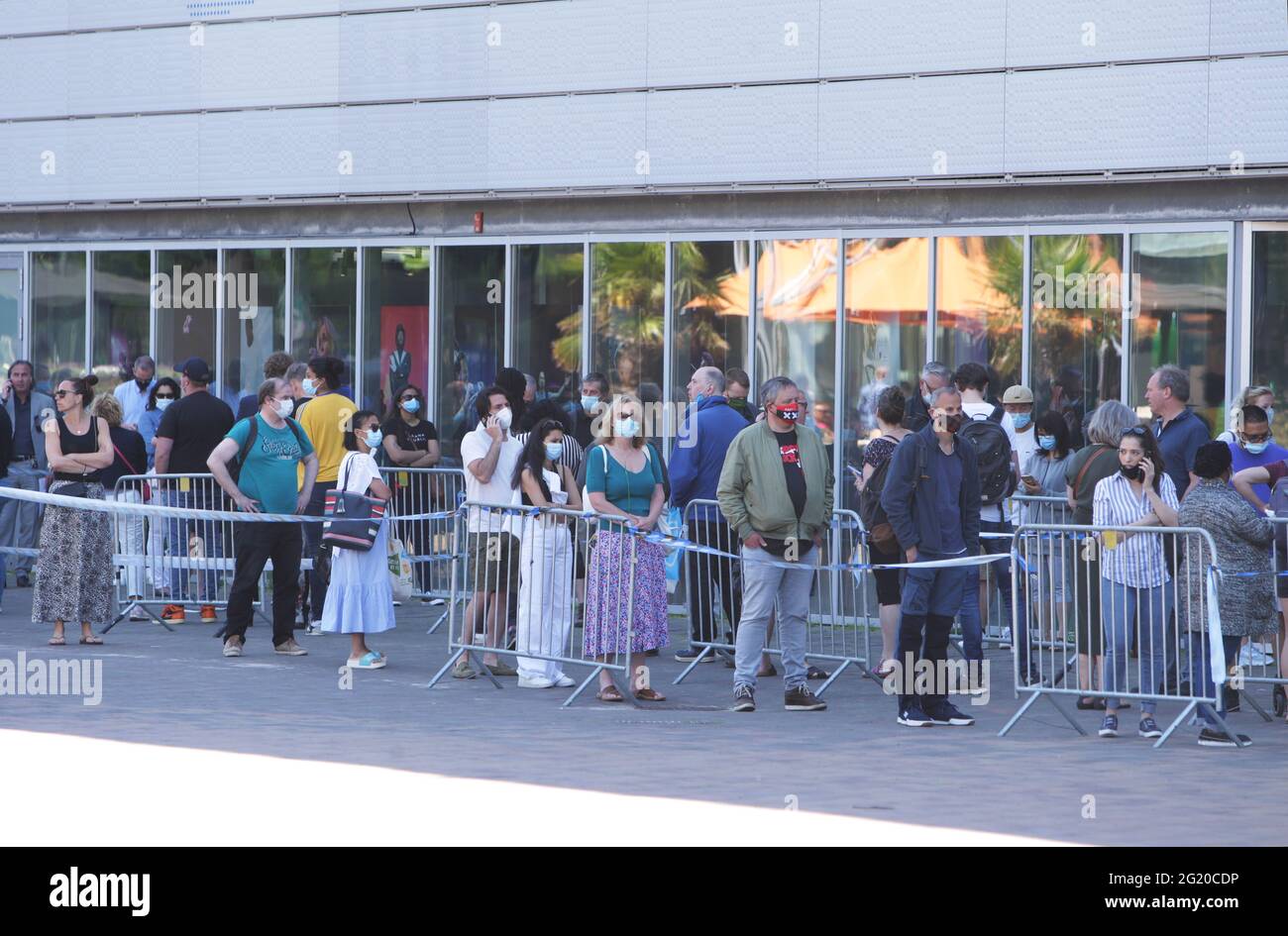 Amsterdam, Netherlands. 07th June, 2021. People wait in line in front of the GGD vaccination center against coronavirus at the Bijlmer Arena on June 7, 2021 in Amsterdam, Netherlands. The Dutch public health agency RIVM reported the number of new coronavirus infections in the Netherlands dropping today to 1490, so far approximately 10.6 million vaccine doses have been administered. (Photo by Paulo Amorim/Sipa USA) Credit: Sipa USA/Alamy Live News Stock Photo