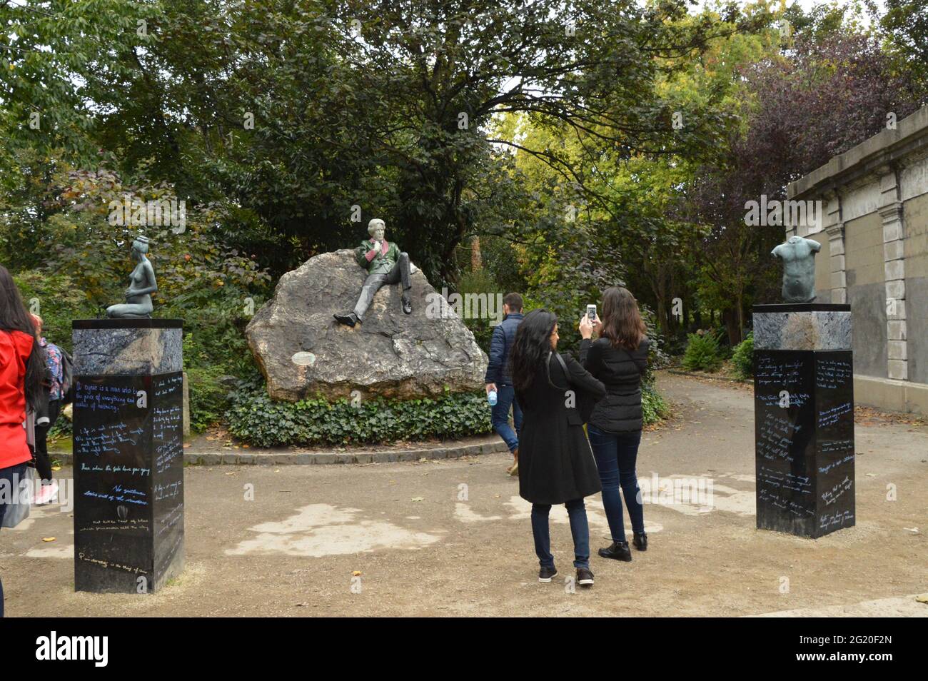 Statue of Oscar Wilde in Merrion Square, Dublin, Ireland admired by