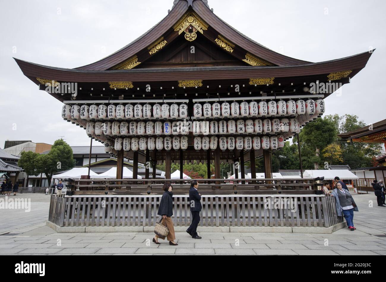 Yasaka jinja kyoto tourists hi-res stock photography and images - Alamy
