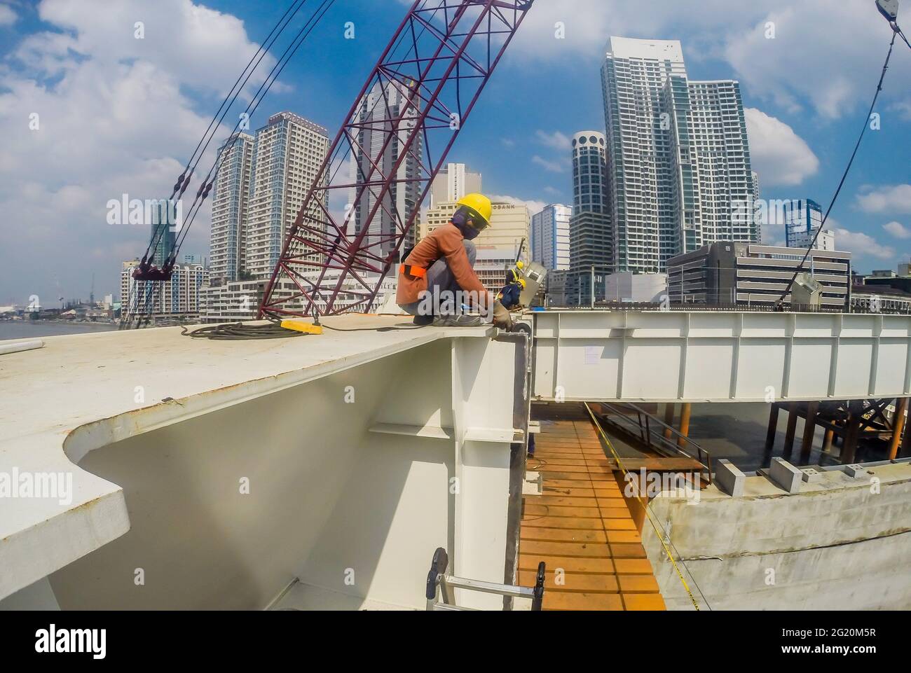 Chongqing, Philippines. 18th Nov, 2020. Workers work at the construction site of the China-funded Binondo-Intramuros Bridge in Manila, the Philippines, Nov. 18, 2020. Credit: Rouelle Umali/Xinhua/Alamy Live News Stock Photo