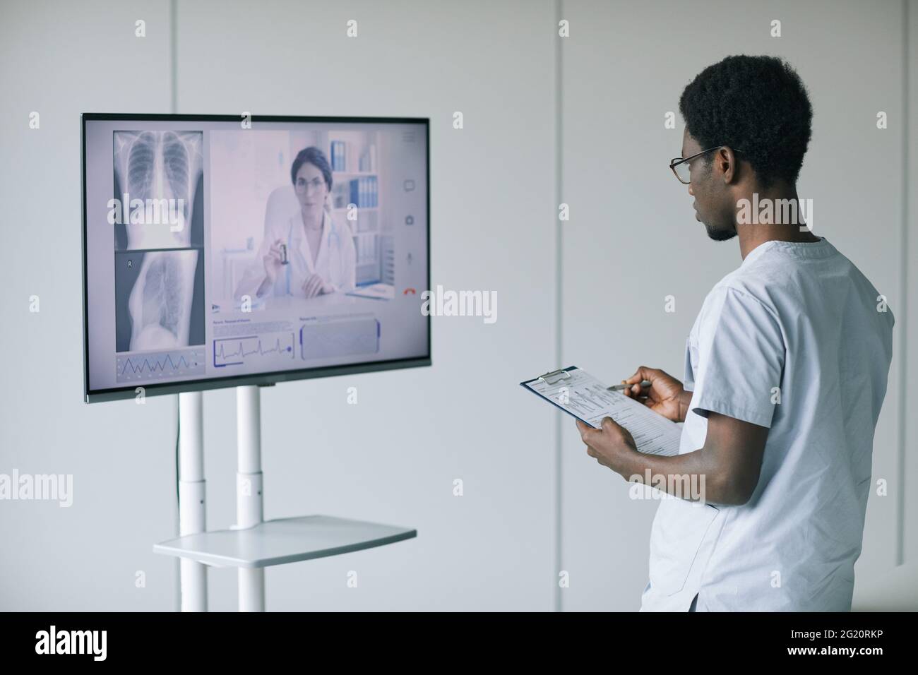 Black female doctor x ray hi-res stock photography and images - Alamy