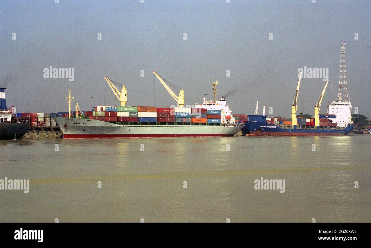 Ships carrying cargo docked. Bangladesh Stock Photo Alamy