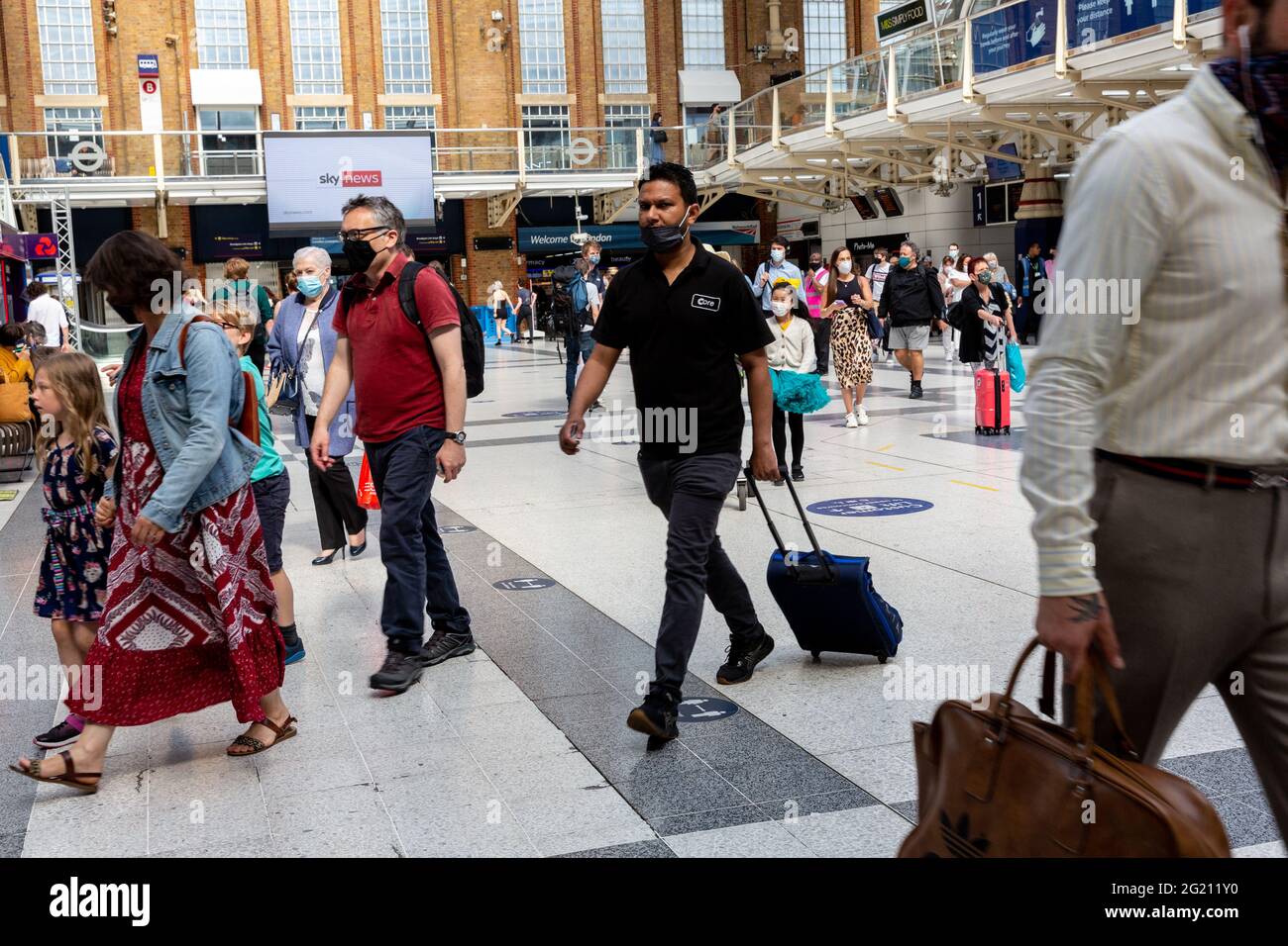 London, United Kingdom, June 7, 2021. Commuters walk through the entrance of London Liverpool Street train station as Coronavirus restrictions ease and the economy start to pick up.  The Prime Minister Boris Johnson has set a road map on easing the restrictions. (Dominika Zarzycka/Alamy) Credit: Dominika Zarzycka/Alamy Live News Stock Photo
