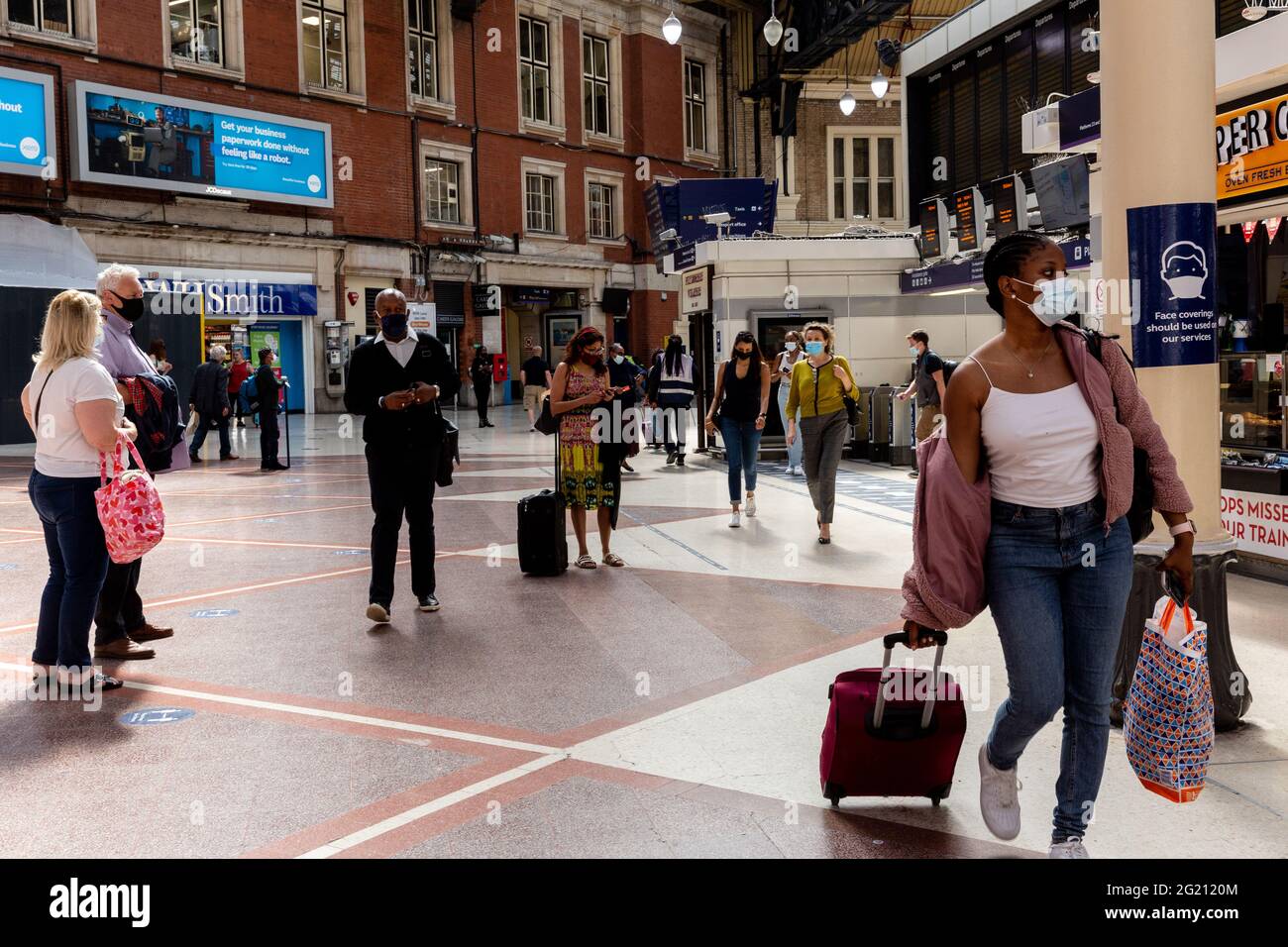 London, United Kingdom, June 7, 2021. Commuters walk through the entrance of London Victoria train station as Coronavirus restrictions ease and the economy start to pick up.  The Prime Minister Boris Johnson has set a road map on easing the restrictions. (Dominika Zarzycka/Alamy) Credit: Dominika Zarzycka/Alamy Live News Stock Photo