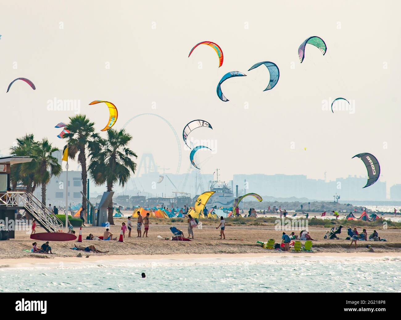 Beach vista with kite surfers in Dubai Stock Photo