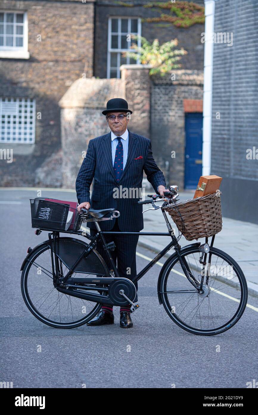 Businessman wearing bowler hat hi-res stock photography and images - Alamy