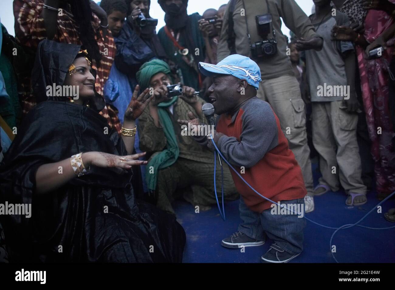 Africa /MALI /Tintelaute/  Dwarf singer performing at Tuareg wedding  in Tintelaute  in Mali . Stock Photo