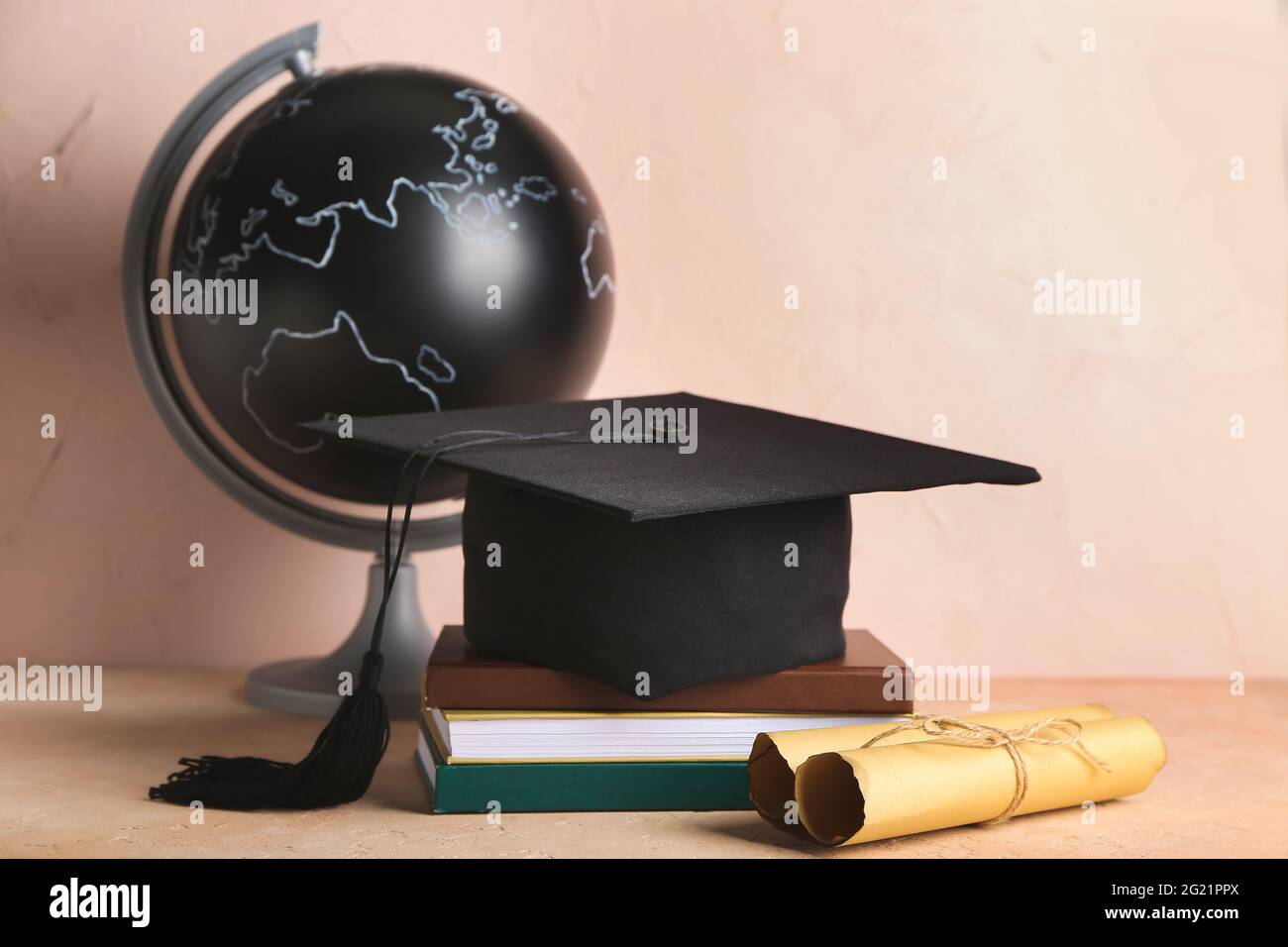 Graduation cap globe books hi-res stock photography and images - Alamy