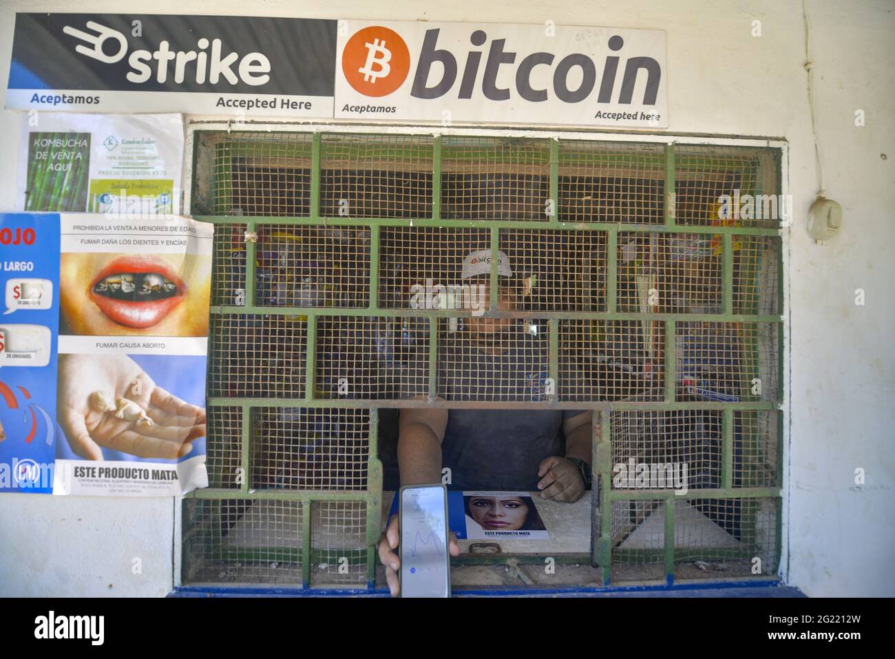 Accept bitcoin hi-res stock photography and images - Alamy