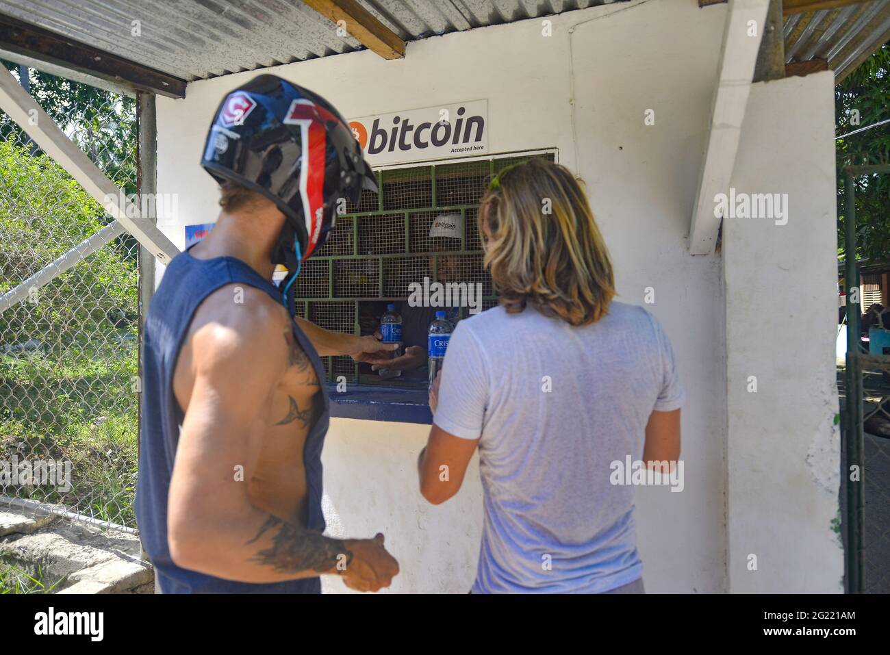 El salvador bitcoin shop hi-res stock photography and images - Alamy