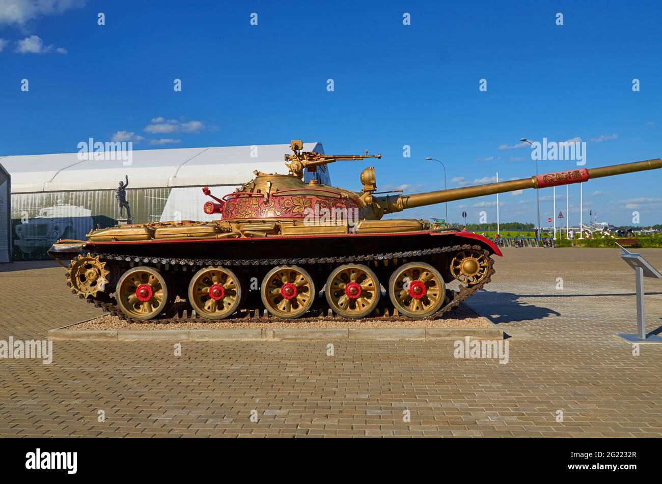 Russia. Moscow oblast. Patriot Park. May 22, 2021. Medium tank T-62 painted in the style of Khokhloma Stock Photo