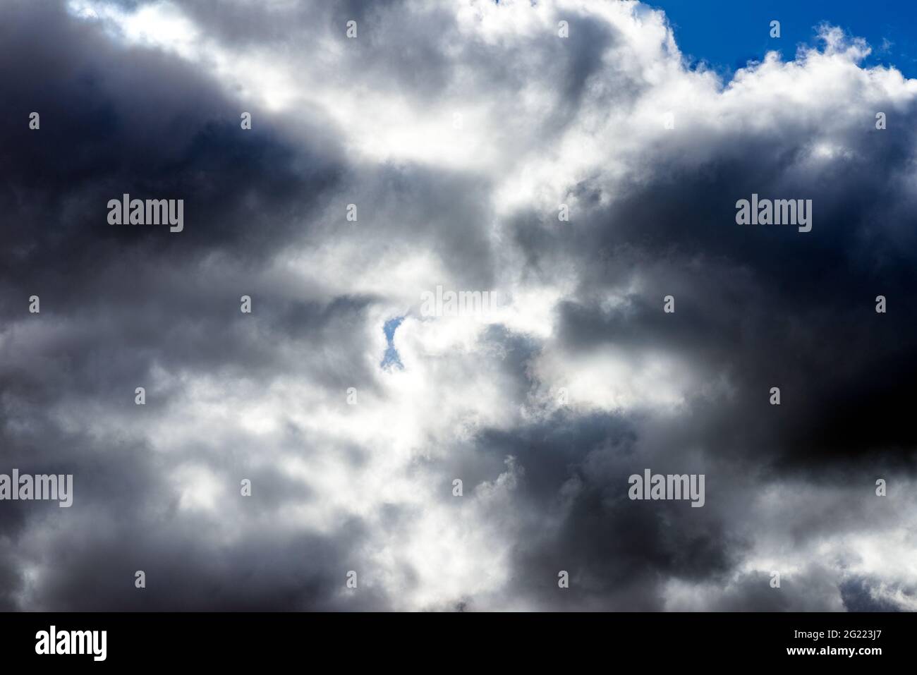 Dramatic blue sky with white cloud and clouds background Stock Photo ...