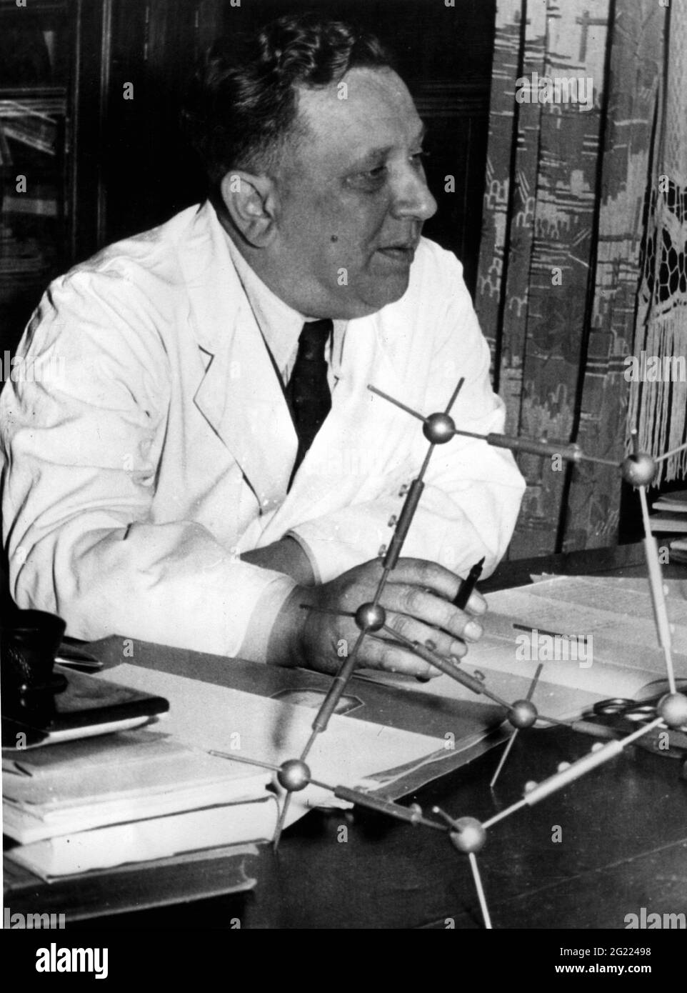 Alder, Kurt, 10.7.1902 - 20.6.1958, German chemist, half length, at his desk, 8.11.1950, ADDITIONAL-RIGHTS-CLEARANCE-INFO-NOT-AVAILABLE Stock Photo