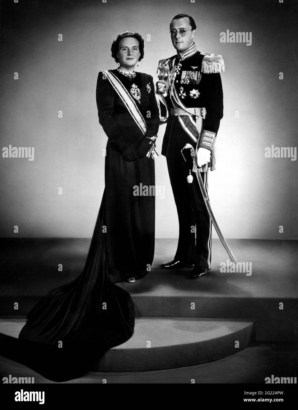 Bernhard, 29.6.1911 - 1.12.2004, Prince of Netherlands 7.1.1937 - 20.3.2004, full length, with his wife Queen Juliana, EDITORIAL-USE-ONLY Stock Photo