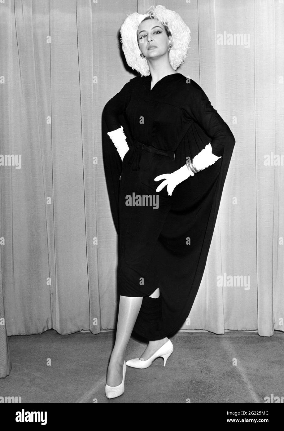 fashion, 1950s, ladies' fashion, model wearing dress 'Just Fancy' by Norman Hartnell, ADDITIONAL-RIGHTS-CLEARANCE-INFO-NOT-AVAILABLE Stock Photo