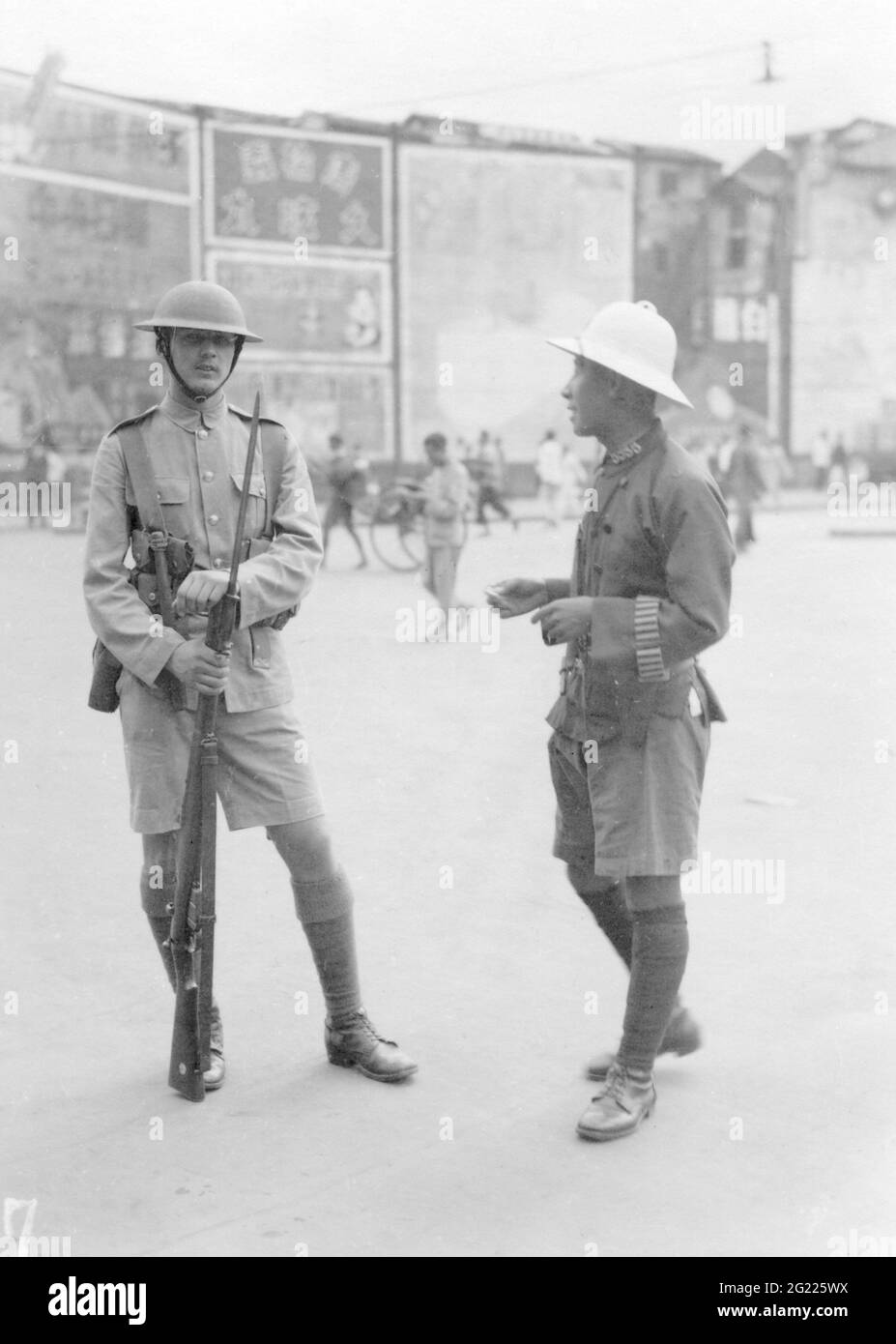 geography/travel, China, Shanghai, International District, British soldier and Chinese policeman, ADDITIONAL-RIGHTS-CLEARANCE-INFO-NOT-AVAILABLE Stock Photo