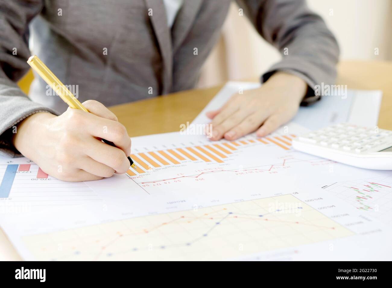 Business people analyzing charts hi-res stock photography and images ...