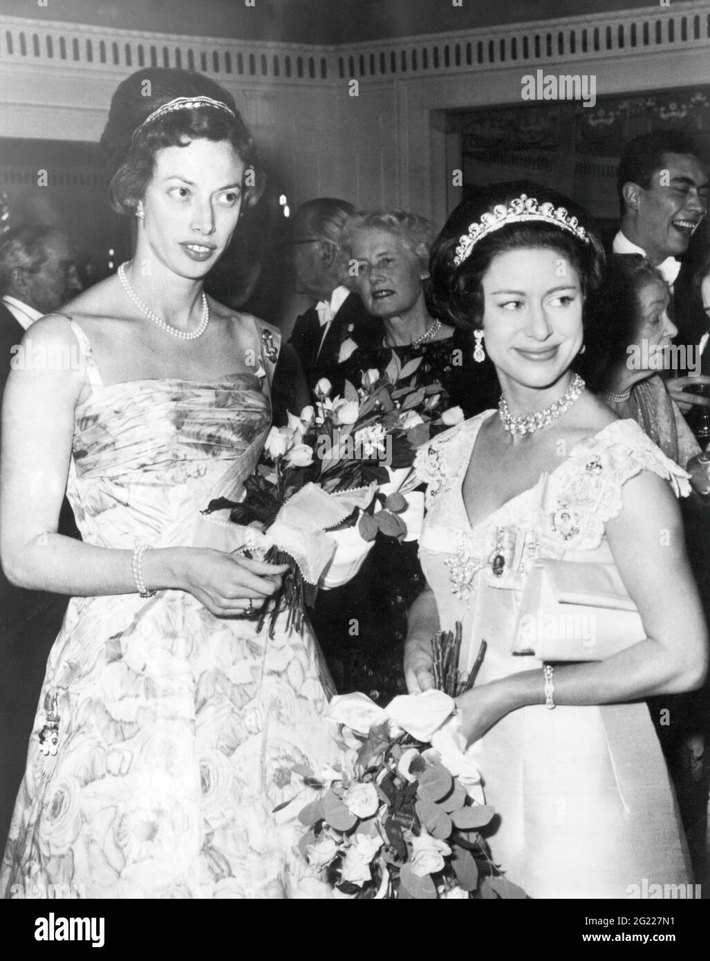 Elisabeth, * 8.5.1935, Princess of Denmark, half length (left), with Princess Margaret, ADDITIONAL-RIGHTS-CLEARANCE-INFO-NOT-AVAILABLE Stock Photo