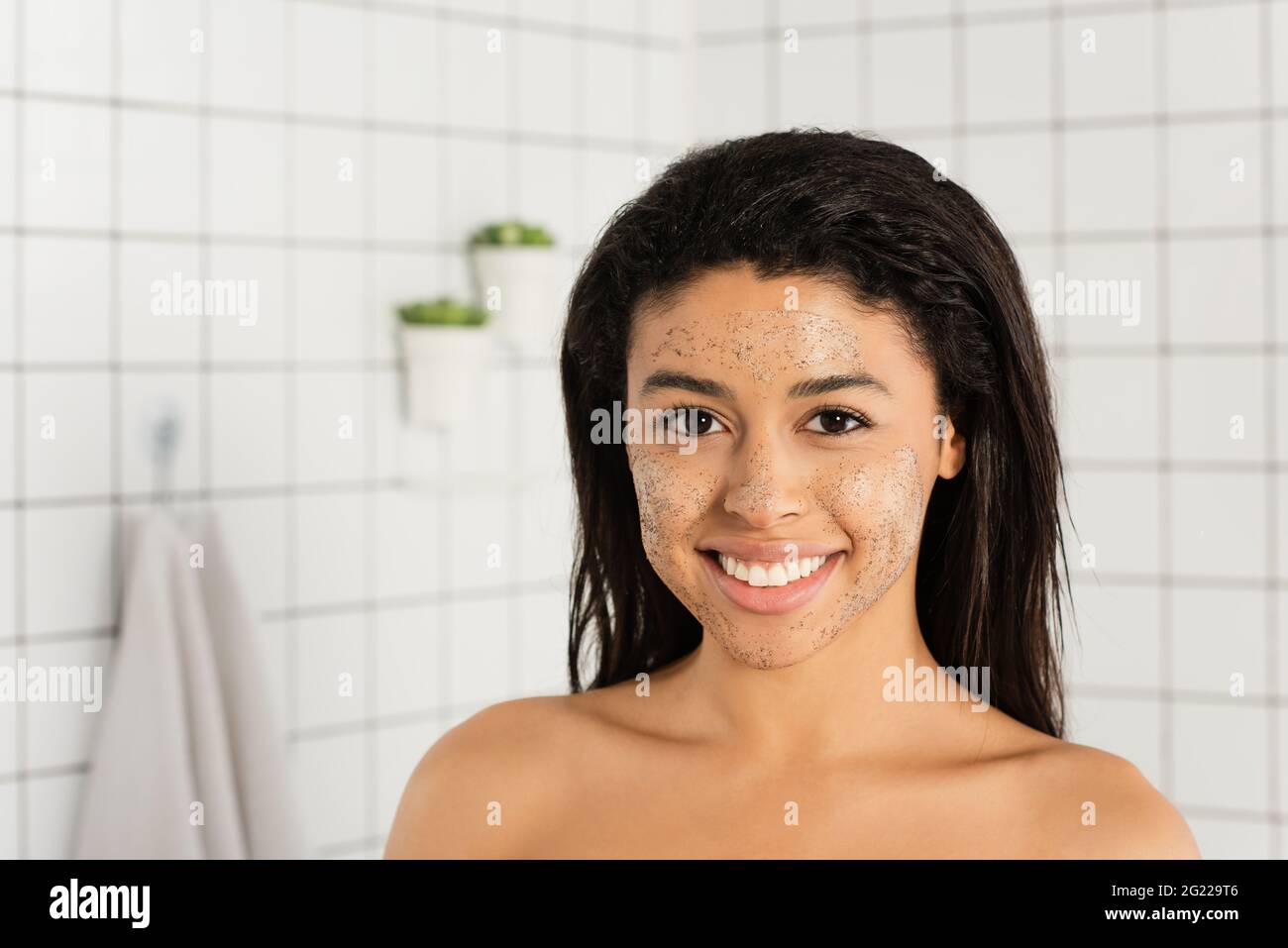 Woman body scrub bathroom hi-res stock photography and images - Alamy