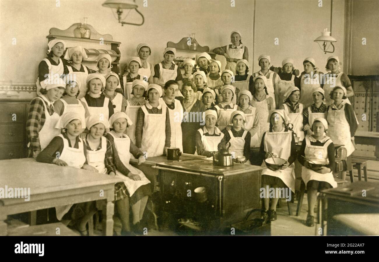 pedagogy, domestic science, young girls in the kitchen, Germany, circa 1930, ADDITIONAL-RIGHTS-CLEARANCE-INFO-NOT-AVAILABLE Stock Photo
